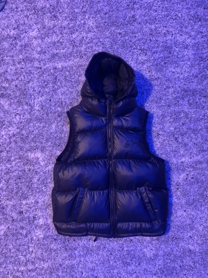 Nike väst - Strlk 170 äkta köpte på footlocket i stchlm har använt max en eller 2 gånger.                skriv för frågor