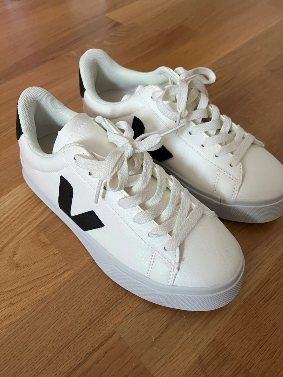 Vita Veja sneakers med svart detalj