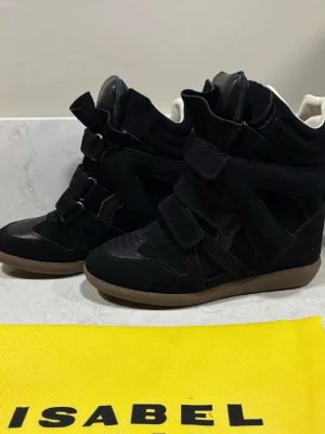 Isabel Marant skor  - Hejhej, säljer dessa isabell Marant skor i storlek 39, de är endast använda på ett kalas jag var på förra helgen. Skorna är nästan som nya och perfekta nu inför vår. Kvitto kan skickas vid intresse ä. Skriv gärna vid minsta fundering❤️❤️ Priset är inte fast så pruta på