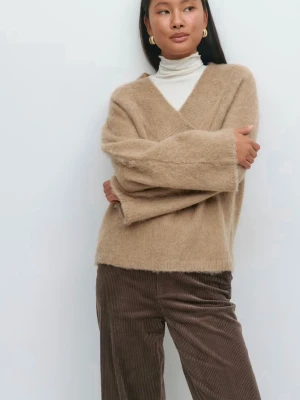 Beige stickad v-ringad tröja gina tricot - Mysig beige stickad tröja från & Other Stories med v-ringning och lite lös passform. Tröjan har långa ärmar och är gjord i ett fluffigt material som känns lyxigt och skönt. Perfekt att styla med skjorta eller polotröja under. Aldrig använd!💞nypris 500