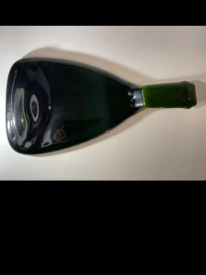 Återvunnen glasbricka  - En bricka gjord av återvunnet glas! Perfekt för dig som älskar chark eller unik inredning! 🎀 