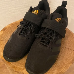 Adidas AdiPowerskor stl 47 1/3 - Adidas AdiPower Tyngdlyftningsskor Storlek: 47 1/3  Använda 3-4 gånger, som nya!  Adipower Weightlifting, Maximal stabilitet för seriös lyftning och styrketräning.  Pris 700kr  (Nypris kr 1,990kr)
