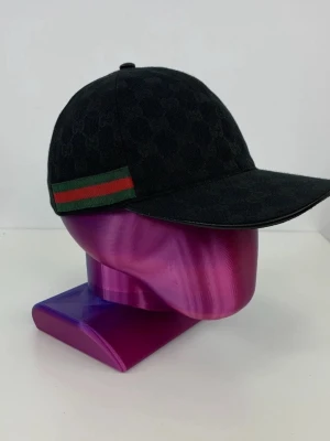 Svart Gucci keps  - Den är helt ny Gucci keps med äkta serie nummer med äkta påse med äkta tags