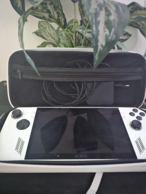 ASUS ROG Ally - ASUS ROG Ally bärbar spelkonsol i vitt, med originalväska och laddare. Skärmen och knapparna ser ut att vara i gott skick, inga synliga större repor eller skador. Perfekt för gaming på språng med kraftfull prestanda och ergonomisk design. En ny kostar 9000kr 