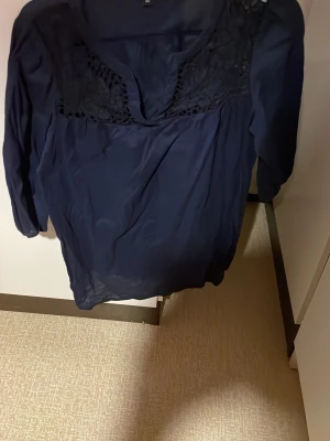 Blus blå i bomull. Säljs på fler sidor.  - Blåblus med kvarts ärm. Bonull. Lite mönster upptill.