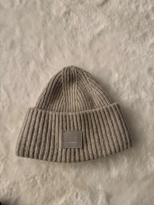 Acne mössa  - Skick: mycket bra, inga fläckar / hål Detaljer: 	•	Färg: grå  Plagget kommer från rök- och djurfritt hem.  📦 Frakt: skickas samma dag om köp går igenom innan 18.00 💬 Frågor: Hör av dig om du vill ha fler bilder eller mått 🤝 Paketpris: Samfraktar gärna vid flera köp 