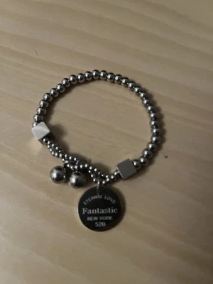 Modernt och tidlös armband av rostfritt stål.  - Ett helt nytt och Coolt armband av Fantastic Newyork. Har fin budskap och kan passa med många olika outfits. 