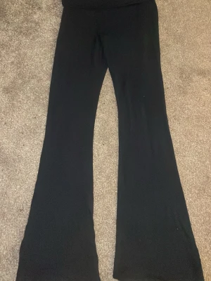 Marinblåa yoga pants - Säljer ett par blåa yogapants. Byxorna har en enkel och stilren design, perfekta att styla med sneakers eller boots. Mjukt och stretchigt material som gör dem riktigt sköna att bära.