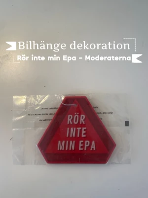 Bilhänge dekoration  - Roligt bilhänge dekoration till epan/bilen. Det står ”rör inte min EPA” och på sidorna står det ”rösta på Moderaterna”