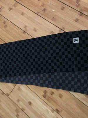 Stickad rutig halsduk - En rutig stickad halsduk perfekt för kalla vintern!