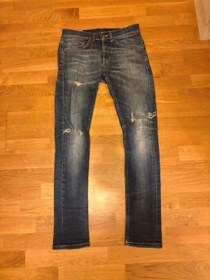 Dondup (George) Jeans - Blåa Dondup (George) jeans med snygga slitningar. På baksidan så har jeansen väldigt minimala slitningar.