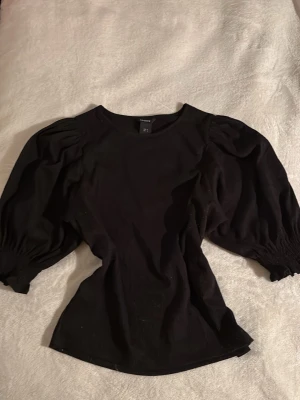 Svart topp Lindex - Säljer min fina festtopp/blus:) Vacker passform som passar till både vardags och fest. Kan även mötas upp i Stockholm 