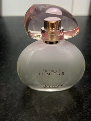Terre de Lumière EdP 50ml - Upptäck Terre de Lumière från L'Occitane – en elegant Eau de Parfum i 50 ml flaska. Perfekt för dig som vill ha en unik signaturdoft från Provence. Tillverkad i Frankrike.