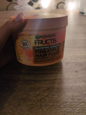 Garnier Fructis Pineapple Hair Food - Säljer en burk multi use hair treatment från Garnier med doft av ananas ungefär 3/4 kvar i den men säljer då jag har en massa andra hår produkter köpte den för 88kr skriv om ni har frågor