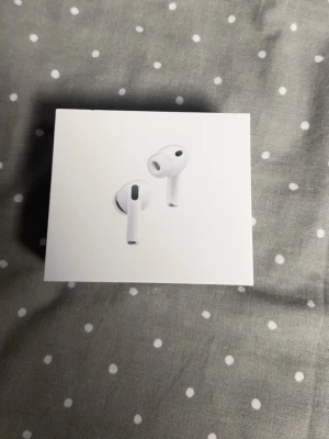 AirPods Pro - Snygga och populära Apple AirPods Pro i originalförpackning. Trådlösa hörlurar med aktiv brusreducering och hög ljudkvalitet. Förpackningen ser ut att vara i mycket gott skick, perfekt för dig som vill ha premiumljud och komfort.