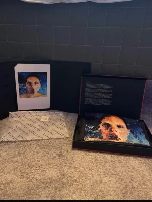 Limitato t-shirt - Exklusiv svart t-shirt från Limitato i samarbete med Giuliano Bekor. Framsidan har ett stort konstnärligt tryck i blå, svart och beige toner. Pris kan självklart diskuteras bara att höra av dig vid frågor. Svarar snabbt