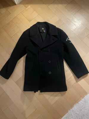 Peacoat från Ralph lauren -  Nypris ligger runt 5000kr                   Stilig skepparjacka (peacoat) från ralph lauren i storlek M men skräddarsydd till storlek S Mått: Pit to pit: 53 cm Length: 82 cm Shoulder width (shoulder to shoulder): 50cm Sleeve length from shoulder: 62 cm  Inga defekter 