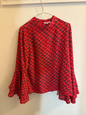 Blommig blus  - Blommig blus med volangdetalj på ärmen