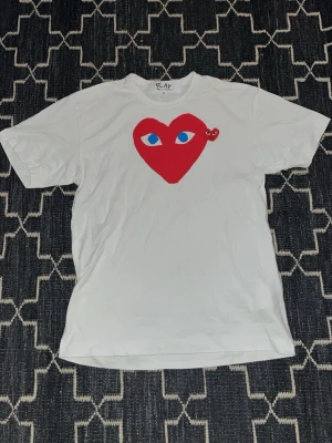 Comme des garçons t shirt - En riktigt fet Comme des garçons t shirt I topp kvalite. Det är ny kvalité inga tecken av användning. Var inte rädd för frågor. Priset kan diskuteras.👍