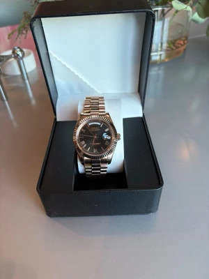 Seiko mod ”daydate” - Säljer denna Seiko mod daydate. Rose jubilee länk. Full länk. 40mm. Open caseback.