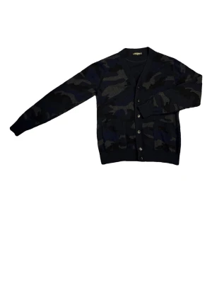 Svart camo kofta från Valentino - Köpte denna valentino cardigan 100% cashmere i Hamburg(nypris:10 000kr) Cool svart kofta från Valentino med mörkgrått camouflage-mönster. Koftan har knappar framtill, ribbade muddar och är långärmad. Materialet är mjukt och stickat, perfekt för att ge din outfit en edgy touch. Är villig för om man vill byta mot något också.