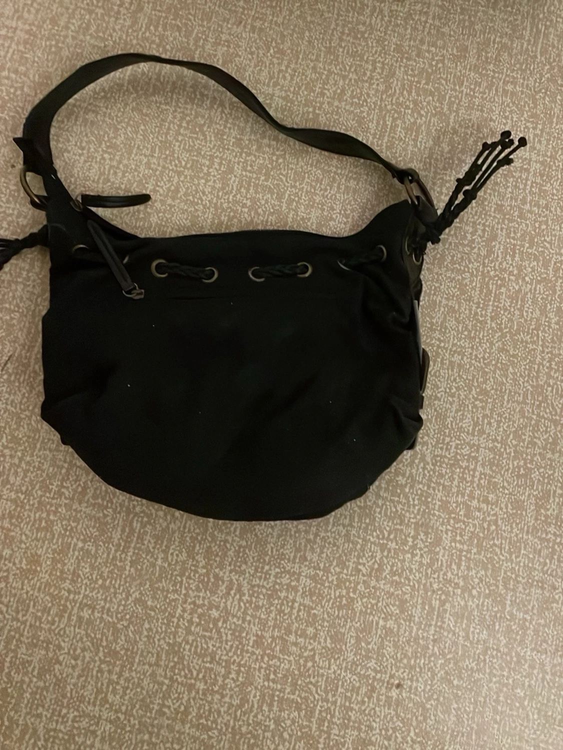 Svart axelväska med paljetter och snörning - 1