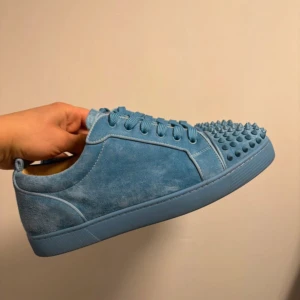 Helt nya Louboutin skor - Helt nya blåa Loubs, skriv för mer mer info.                     Skokartong ingår.                                                          Innersula 29 cm.                                                              0bs lnte 0rglnaI