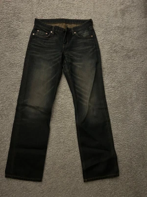 Weekday arrow mörkblå jeans straight fit - Weekday jeans modellen arrow, nyskick. Storlek w27L32 