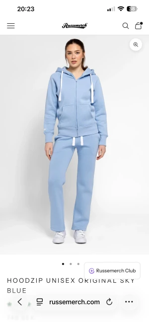 Ljusblå hoodie och byxor från Russemerch - Säljer hela mitt sätt för jag inte använder det längre båda är i storlek S. Fint skick har inte använt så mycket. Finns en jätteliten fläck på byxorna.