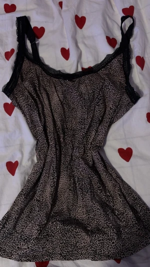 Leopardmönstrad satin topp - Säljer en väl använd satin topp/nattlinne! Super fint skick med inga större defekter! Sitter lite mer som en M istället för L 💕