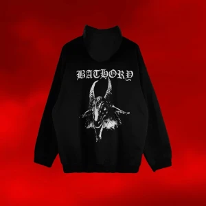 Bathory Hoode 🩸⛓️ - Cool vintage Bathory hoodie! 🩸⛓️Storlek XL (armhåla till armhåla 63cm, längd 75cm) 📏Tecken på användning finns (trycket på bröstet är lite urtvättat och innermaterialet är en aning nopprigt) men annars är den i bra skick 😌