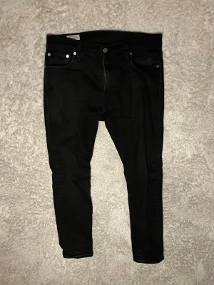 Levis jeans  - Säljer ett par Levis jeans som inte används längre. De är i W30 och L30, och är slim. 