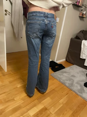 Levis 517 blå bootcut jeans - Säljer ett par klassiska Levis 517 jeans i blå tvätt med bootcut passform. De passar en storlek S-M. Säljer då de är förstora. Midjemåttet är 39 och innerbenslängden är 76. Observera att de är för stora för mig på bilden som bär 34-36 och är lite korta på mig som är 170 ungefär. 