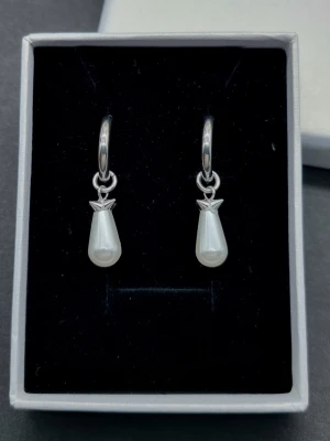 Handgjorda örhängen inspirerade av Maria Nilsdotter  - Stilrena örhängen inspirerade av Maria Nilsdotter. ☝️Vid köp ingår två extra berlocker som kan bytas ut, då själva hänget är ömtåligt och känsligt för stötar.