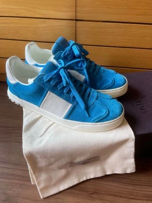 Valentino Flycrew - Ljusblå Valentino flycrews 🥶| Skick - 9,5/10 | Allt og | Inga defekter | Skriv vid frågor 🤝☺️