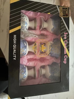 Glasset - Nya Glasset, 6 tallrikar med 6 skedar och en glasbricka med en distinkt och vacker design.