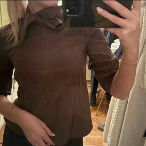 Blus  - Blus med scarf som man knyter 