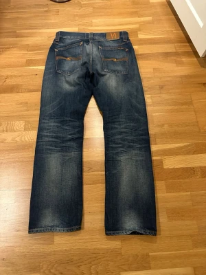 Mörkblå jeans från Nudie Jeans - Raka nudie jeans med skön tvätt. 30/30 och väldigt bra skick! 