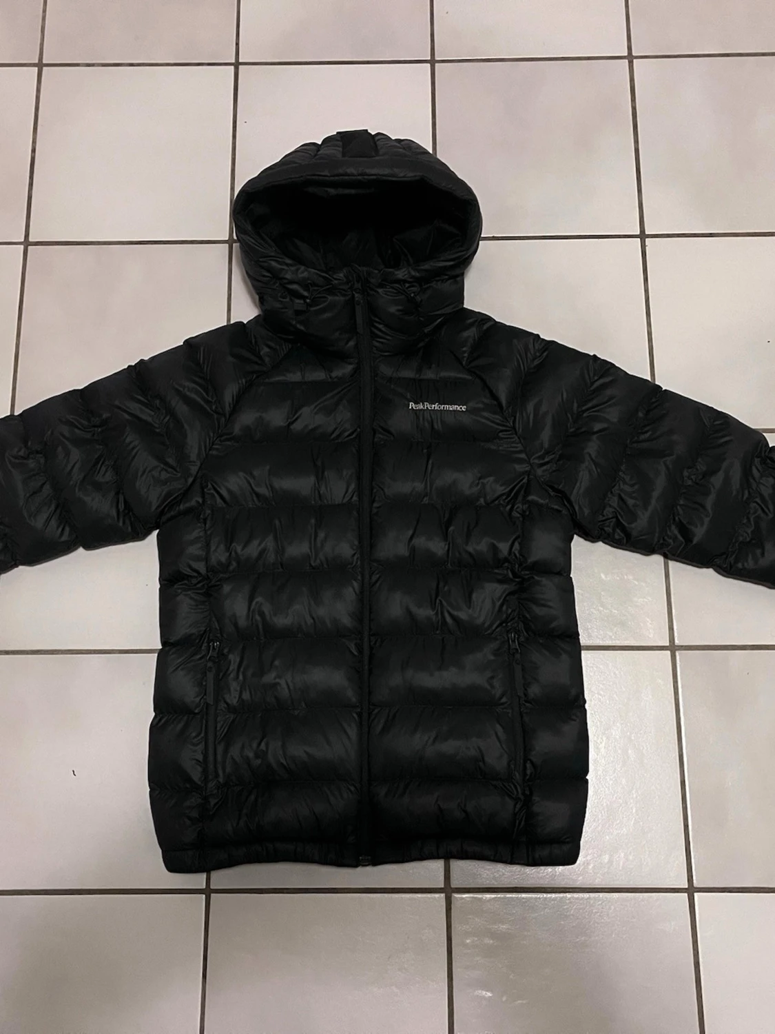 Svart dunjacka från Peak Performance Dam strl S nyskick