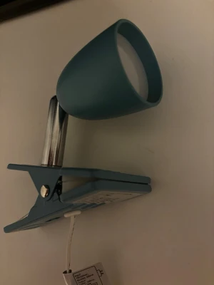 Läslampa/skrivbordslampa - En liten lampa man kan ha till till exempel läsning.