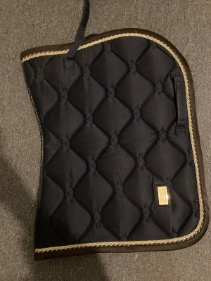 Schabrak Equestrian Stockholm  - Använt fåtal gånger så fint skick storlek full