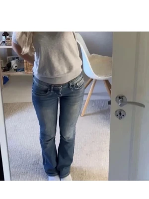 Lågmidjade bootcut jeans från LTB - Säljer ett par snygga blå bootcut jeans från LTB med klassisk femficksdesign och dekorativa sömmar på bakfickorna. Jeansen har låg midja och är gjorda i mjukt denim-material som sitter skönt. Perfekt passform och cool tvättad look. Modellen Valerie