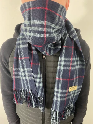 Burberry halsduk - Säljer nu denna Burberry halsduk - 9/10 skick - hör av er vid minsta fundering