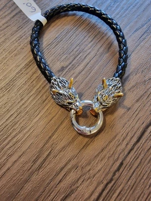 Viking varghuvud PU läder armband - Viking varghuvud PU läder armband. Längd 23 cm.