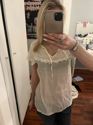 Vit blus - Vit blus från lager 157! Sälja då den inte kommer till användning💘