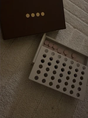 Fyra i rad - Fyra i rad – som helt nytt bokstavligt talat! Säljer ett Fyra i rad-spel köpt påFlying Tiger. Spelet är nästan helt nytt, knappt använt och i jättefint skick. Kartongen ser bra ut och allt fungerar som det ska.  Ett superkul och klassiskt spel som passar både barn och vuxna – perfekt för spelkvällar med familj eller vänner. Lätt att förstå och roligt direkt!  säljs nu för 50 kr – riktigt bra pris.