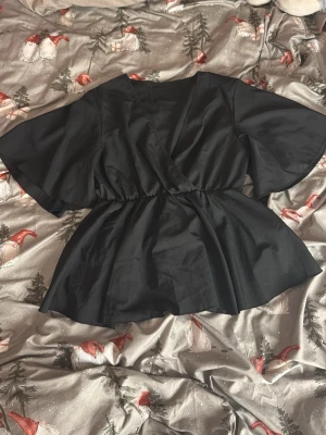 Shein fest topp - Säljer nu denna blus då den inte kommer till användning, har använt den ungefär 2 gånger. Den är mycket bra skick och väldigt fin🩷