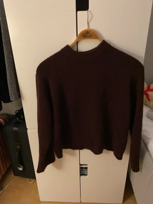 Vinröd stickad tröja Gina Tricot - Superfin vinröd stickad tröja från Gina Young. Är i storlek 146/152, men passar mig som är 168 och vanligtvis har xs eller s. Använd fåtal gånger så skicket är super!!