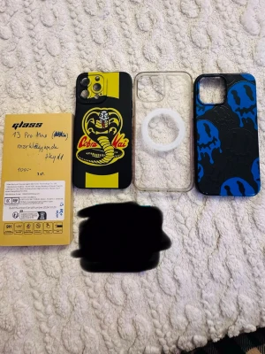iPhone 13 Pro Max tillbehörspaket - Paket med 3 skal till iPhone 13 Pro Max (Cobra Kai, genomskinligt MagSafe, blått mönster), skärmskydd 3 st. Allt i gott skick, (skärmskydd hel ny). perfekt för att skydda och anpassa din iPhone. Passar endast iPhone 13 Pro Max.
