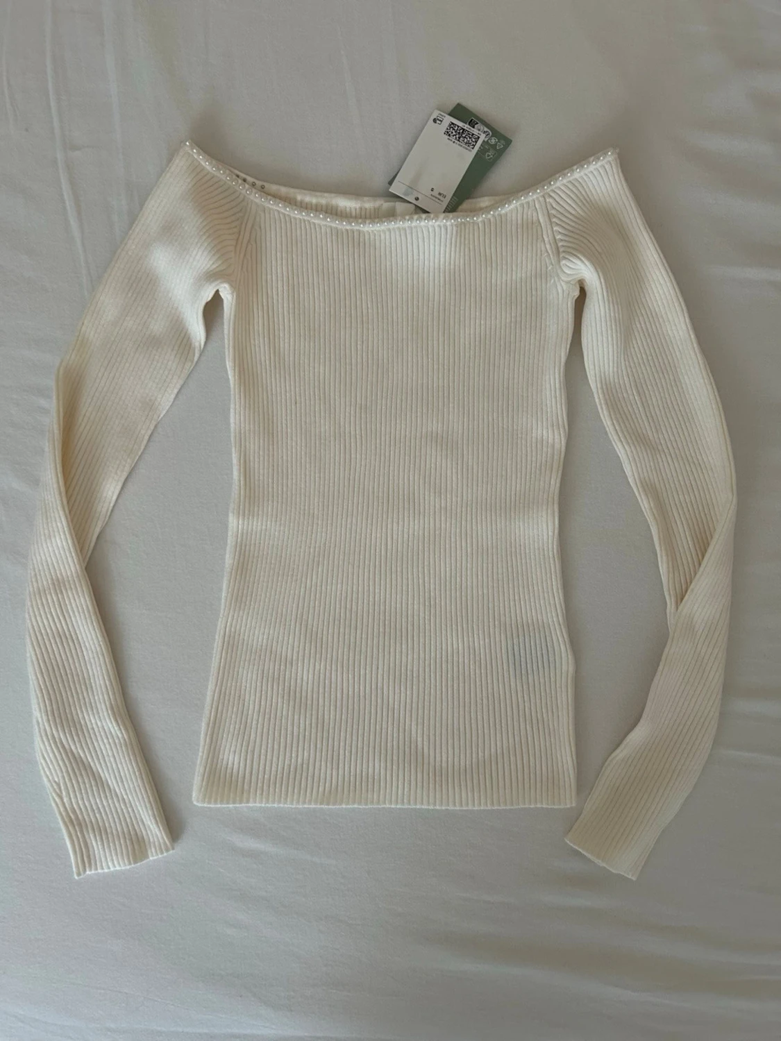 Offshoulder ribbad topp med pärlor